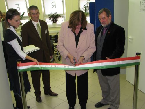 rehab_kozpont_szalag.jpg