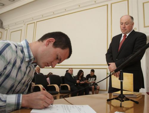 allampolgarsagi_esku_130425_ja_7.jpg