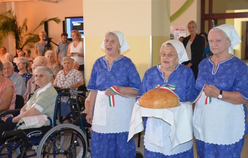 aug20_idosekotthon_130819_fkcs_4.jpg