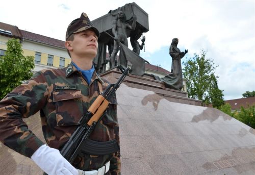 koszoruzas_hosok_tere_130526_fkcs_18.jpg