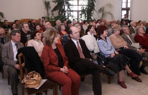 podiumbeszelgetes_kriza_akossal_130410_ja_1.jpg