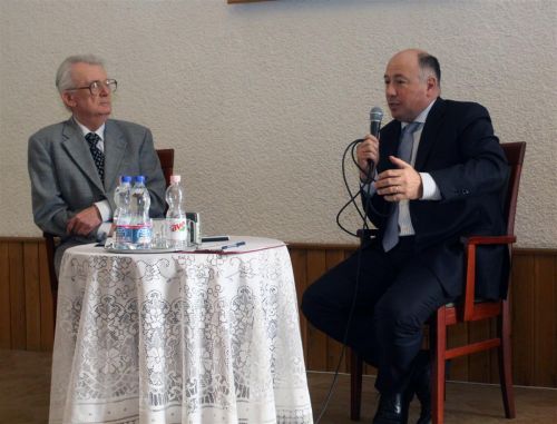 podiumbeszelgetes_kriza_akossal_130410_ja_14.jpg